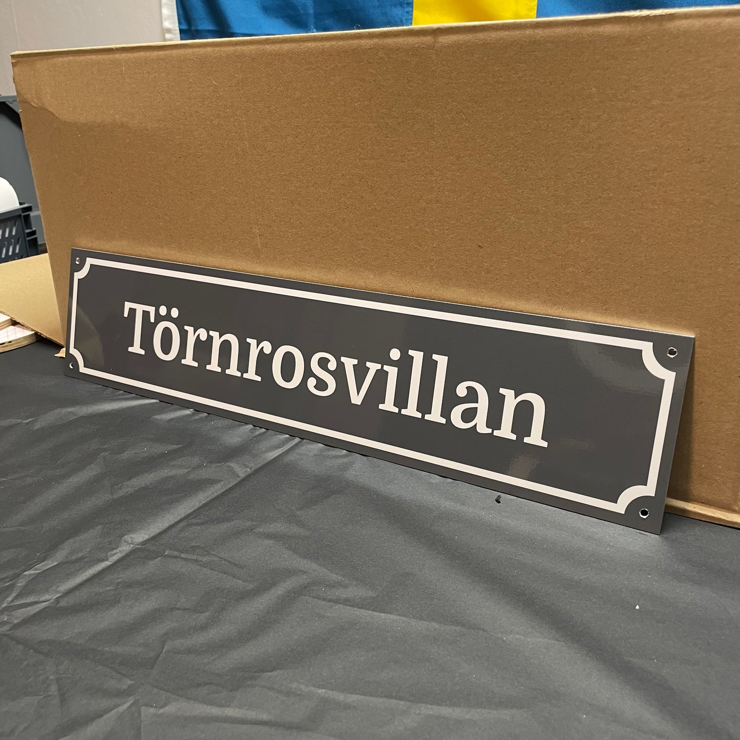 Husskylt - Grå/Vit - 500x110mm - Gammaldags stil