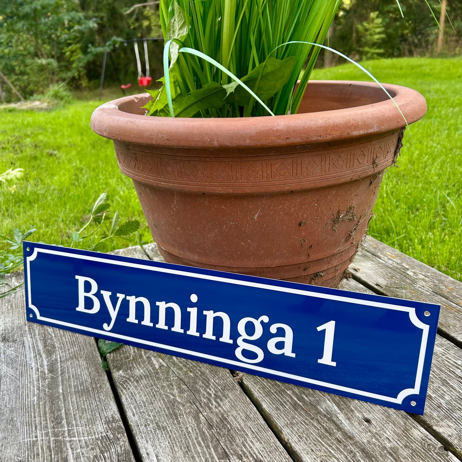 Husskylt i färgen Blå/Vit med gammaldags design i storleken 500x110mm