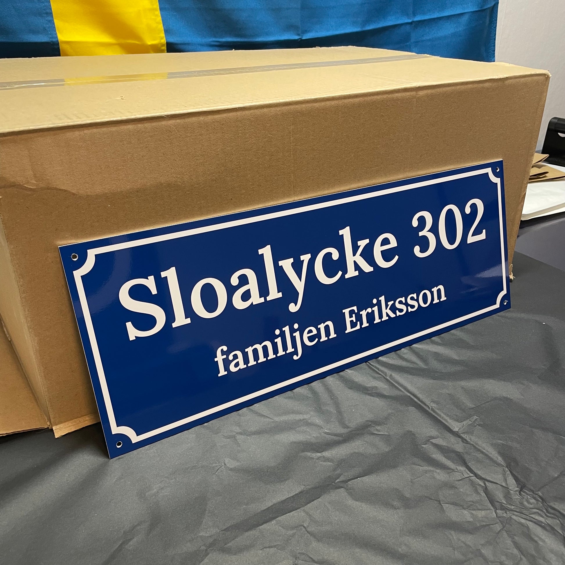 Husskylt - Blå/Vit - 500x180mm - Gammaldags stil