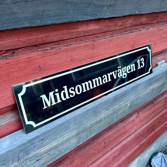 Husskylt - Svart/Vit - 500x110mm - Gammaldag stil