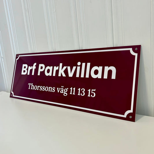 Husskylt - Vinröd/Vit - 500x180mm - Gammaldags stil